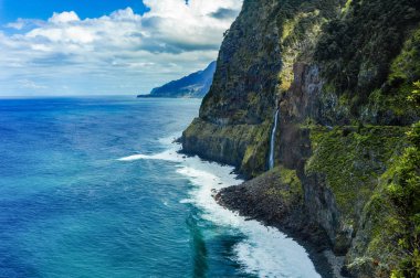 Madeira adasında gelinin şelale peçe. Porto Moniz. Seixal.
