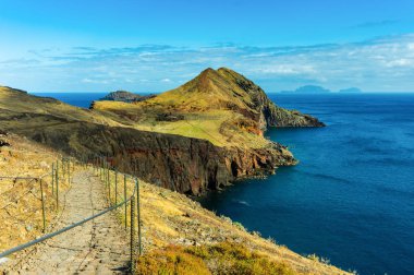 Ponta de Sao Lourenco, Madeira'da bir trekking yolunda yürüyen turist