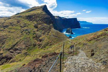 Ponta de Sao Lourenco, Madeira'da bir trekking yolunda yürüyüş