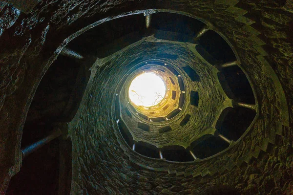 Το πηγάδι της Quinta da Regaleira. κάτω από την προβολή. Μια ρομαντική σκάλα στη Σίντρα — Φωτογραφία Αρχείου