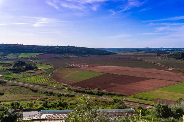 Arka planda mavi gökyüzü olan bir çiftlik alanının havadan görünümü. Portekiz