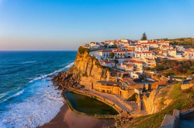 Azenhas do Mar, okyanus kayalıklarının tepesinde tipik bir köy, Portekiz