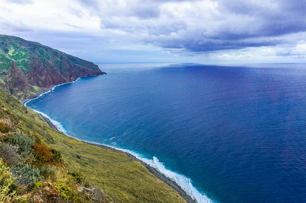 Costa rochosa do Oceano Atlântico no arquipélago da Madeira em Portugal no dia nublado — Fotografia de Stock