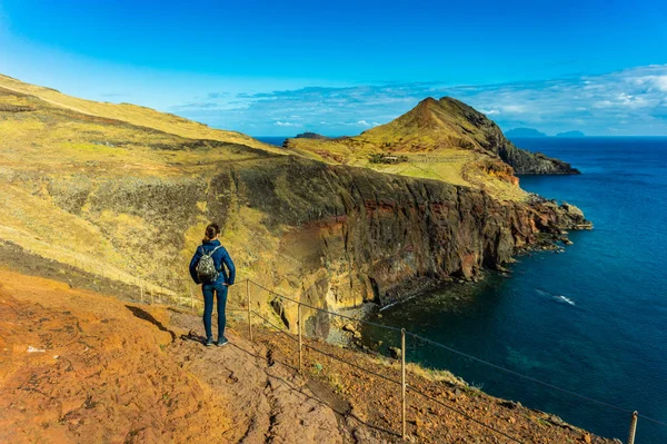Ponta de Sao Lourenco, Madeira'da bir trekking yolunda yürüyen turist
