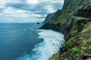 Kuzey Atlantik kıyısında dağlar ve okyanus, Madeira