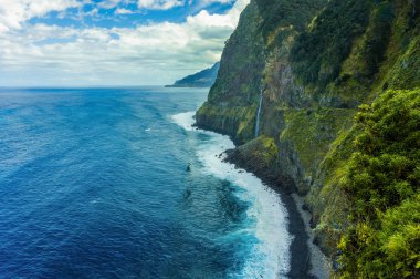 Madeira Seixal yakınlarındaki sahil ve kayalıklar
