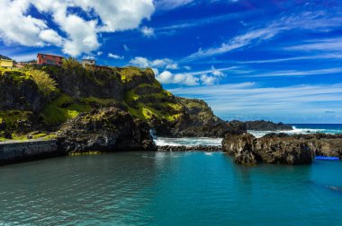Madeira kuzey kıyı şeridi fırtınalı gün Seixal okyanus doğal havuzları ve defne