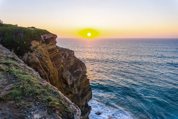 Atlantische Oceaan kust bij zonsondergang, Algarve, Portugal — Stockfoto