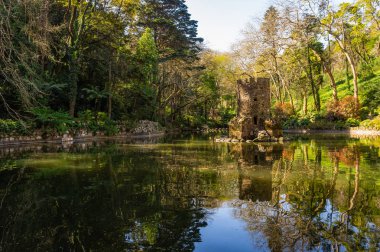 Tarihi Sintra köyünde Pena bahçeleri