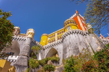 Tepenin üzerindeki etkileyici Palace da Pena. Sintra, Portekiz