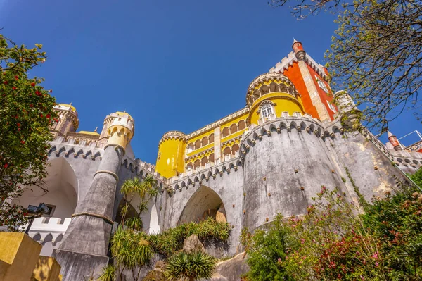 El impresionante Palacio da Pena sobre la colina. Sintra, Portugal — Foto de Stock