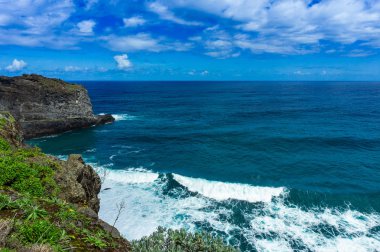 Kuzey Atlantik kıyısında dağlar ve okyanus, Madeira