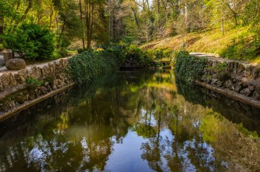 Sintra tarihi kasabasında Pena bahçeleri gölet
