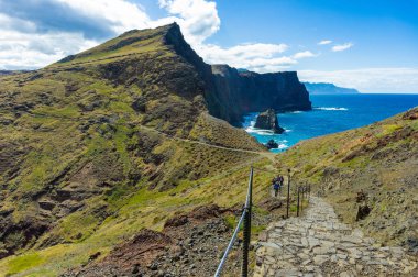 Ponta de Sao Lourenco, Madeira'da bir trekking yolunda yürüyüş