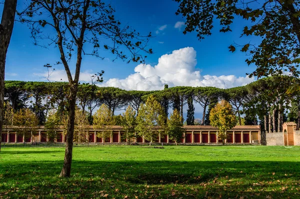 Kleiner grüner Innenhof des Hauses oder der Villa in Pompeji, der antiken römischen Stadt — Stockfoto