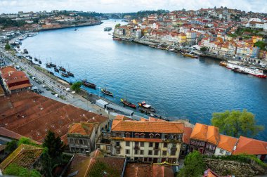 Oporto tarihi şehir merkezi ve Douro nehri