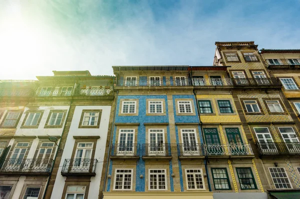 Vista de rua sobre os edifícios antigos com azulejos portugueses nas fachadas do Porto — Fotografia de Stock