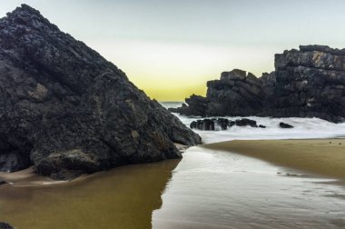 Kumlu Adraga plajında Atlantik Okyanusu sahilinde kayalar