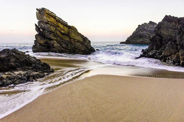 Hermosa playa de arena con rocas en la costa atlántica, Portugal — Foto de Stock