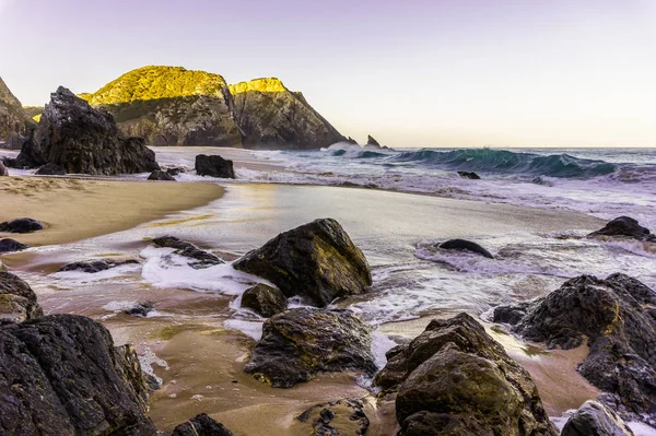 Piękny wschód słońca na klifach piaszczystej plaży, Portugalia — Zdjęcie stockowe