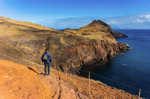 Ponta de Sao Lourenco, Madeira'da bir trekking yolunda yürüyen turist