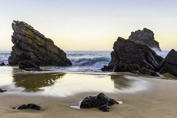 Increíbles rocas de acantilado en la costa oeste de Portugal — Foto de Stock