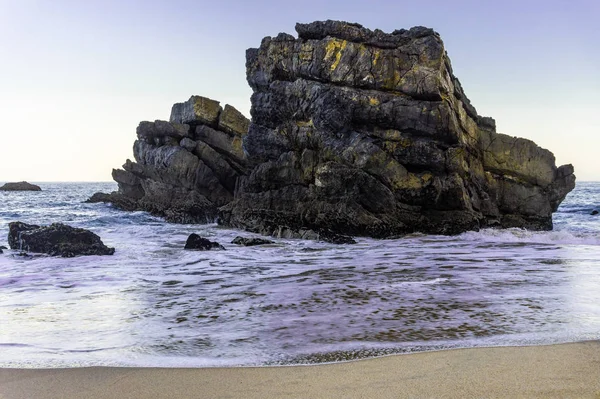 Prachtig zandstrand met rotsen aan Atlantische kust en golven van Oceaan — Stockfoto