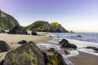 Sunrise, Portekiz Rocky ve kumlu plaj.