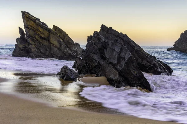 Rotsachtig strand bij Sunrise, Adraga, Portugal. Reis achtergrond — Stockfoto