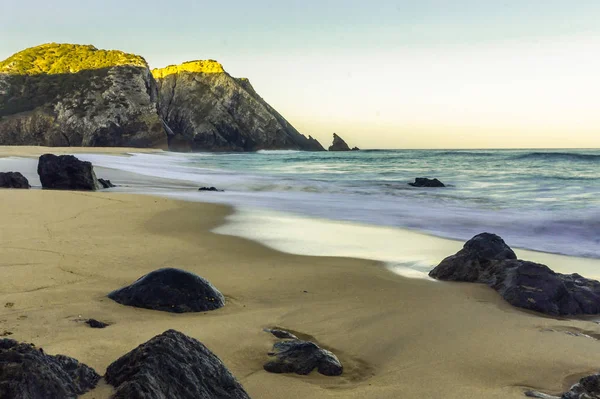 Rots aan de kust van Sandy Adraga Beach, Portugal kust — Stockfoto