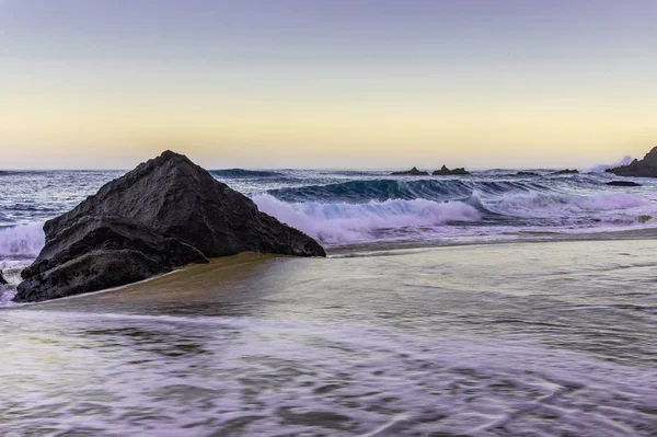 Ocean Wave en Rock Cliffs op Sandy Beach, Portugal — Stockfoto