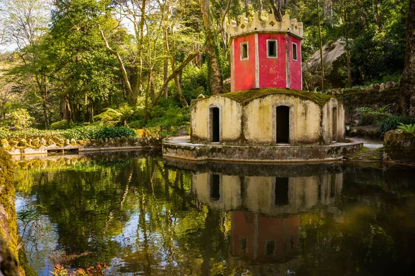 Göletteki kule. Palacio Nacional de Pena Parkı, Sintra