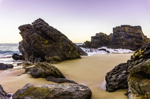 Rotsen aan de kust van de Atlantische Oceaan op Sandy Adraga Beach — Stockfoto