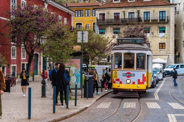 Rua romântica de Lisboa com o típico eléctrico amarelo, Portugal — Fotografia de Stock