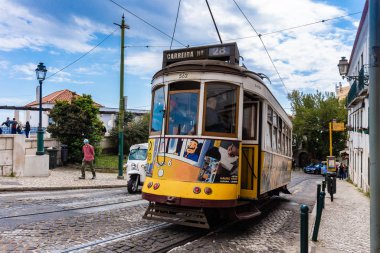 Tipik sarı tramvay ile Romantik Lizbon sokak, Portekiz