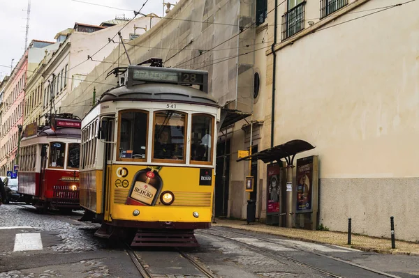 O bonde número 28 de Lisboa, considerado uma das principais atrações da cidade — Fotografia de Stock