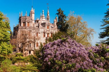 Romantik Regaleira Palace Quinta da Regaleira'nın ve Sintra'da bulunan lüks bir parkın güzel manzarası.