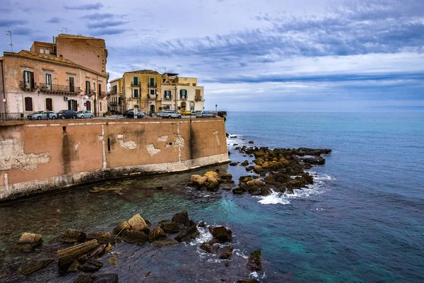 Береговая линия острова Ортигия в городе Сиракузы, Сицилия — стоковое фото