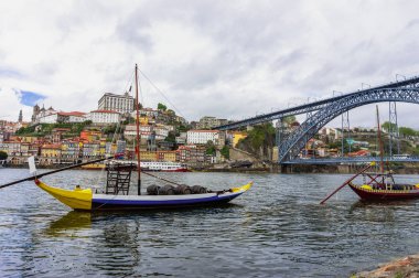 Porto eski şehir manzarası rabelo tekneler ile Douro nehrinde.