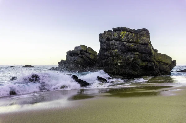 Ocean Wave en Rock Cliffs op Sandy Beach, Portugalocean Wave en Rock Cliffs op Sandy Beach, Portugalocean Wave en Rock Cliffs op Sandy Beach, Portugal — Stockfoto