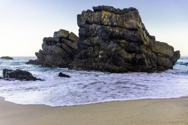 Kumlu Adraga Plajı, Portekiz sahilinin kıyı şeridi üzerinde rock