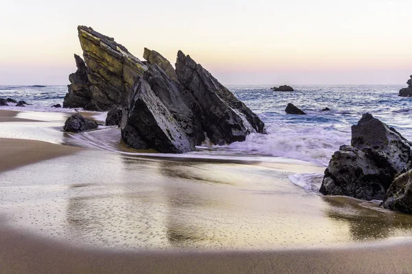 Atlantische Oceaan rotsachtige kustlijn van Adraga Beach. Portugal — Stockfoto