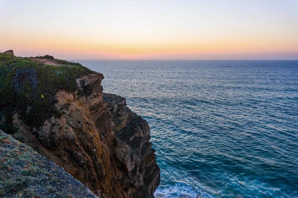 Pobřeží Atlantského oceánu při západu slunce, Algarve, Portugalsko — Stock fotografie