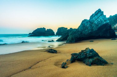 Adraga plajının Kayalık Atlantik okyanusu kıyı şeridi, Portekiz