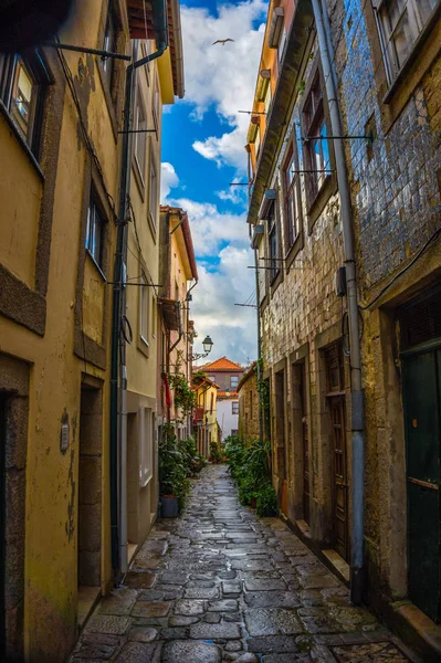 Strada stretta nel centro storico con piccole case in centro, Porto — Foto Stock