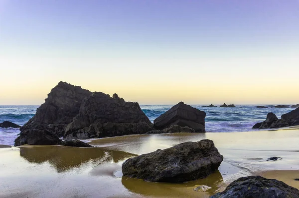 Orilla del océano Atlántico con playa de arena y rocas, playa del Algarve —  Fotos de Stock
