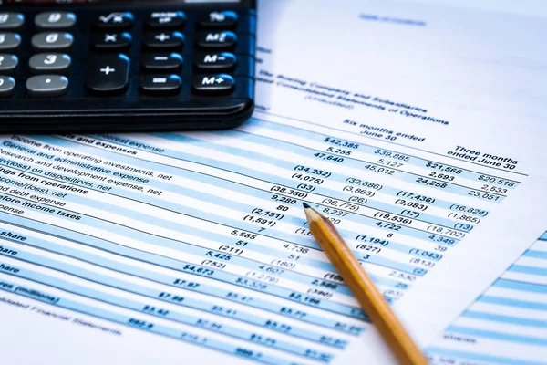 Účetní záležitost. Kalkulačka s účetní sestavou a finančním výkazem — Stock fotografie