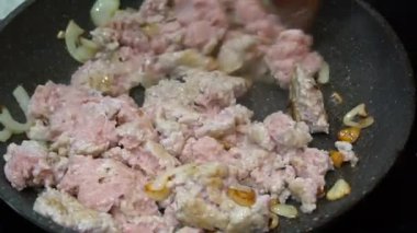 Sıcak bir tavada Kıyma Kızartma.