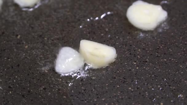 Freír la cebolla en una sartén en aceite . — Vídeo de stock