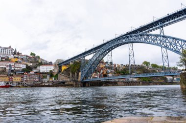 Porto'daki Douro Nehri. Şehrin baskınları Dom Luis I Köprüsü'dür.